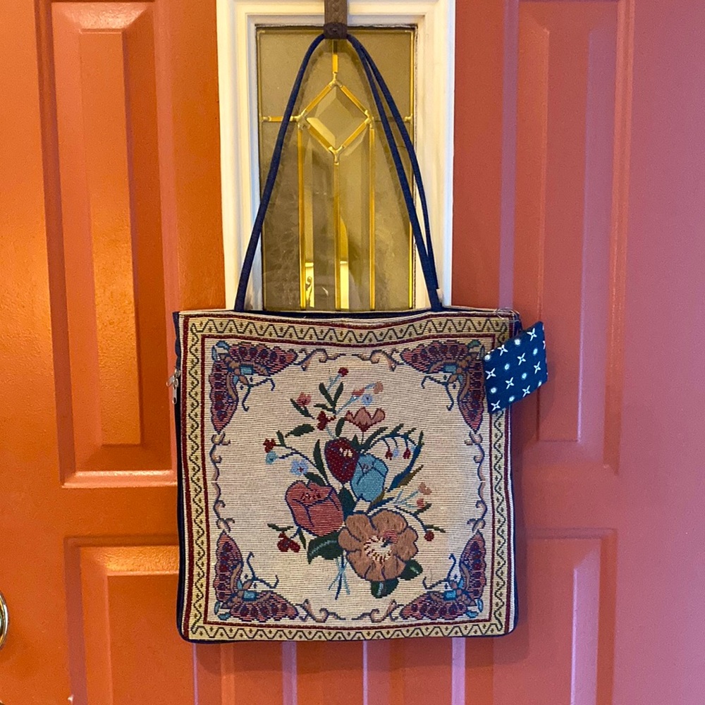 Light as a feather tote bag.  Expands for additional room via zipper.